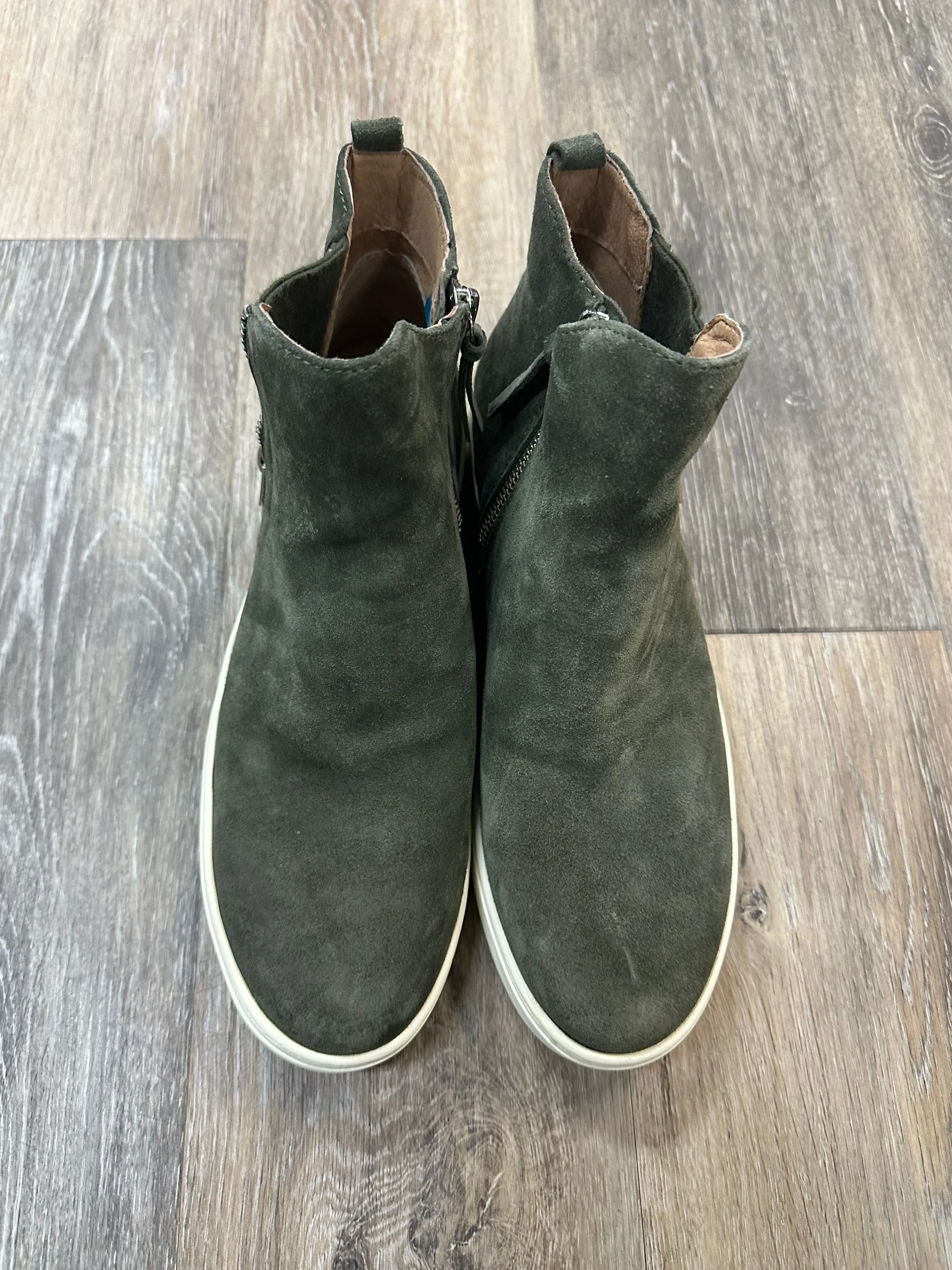 Boots Ankle Flats By Sofft In Green, Size: 10