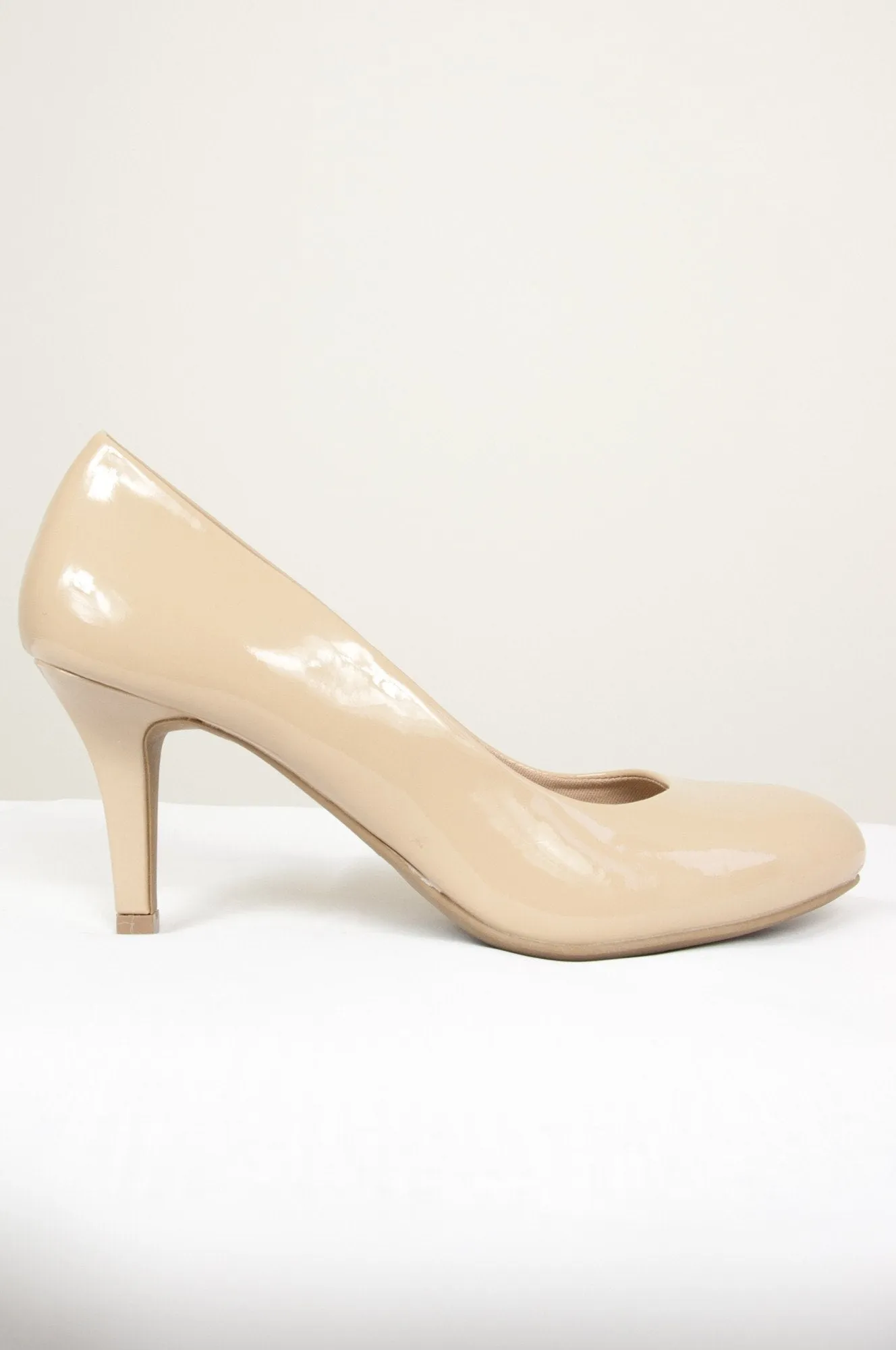 Nude high heels glossy pumps