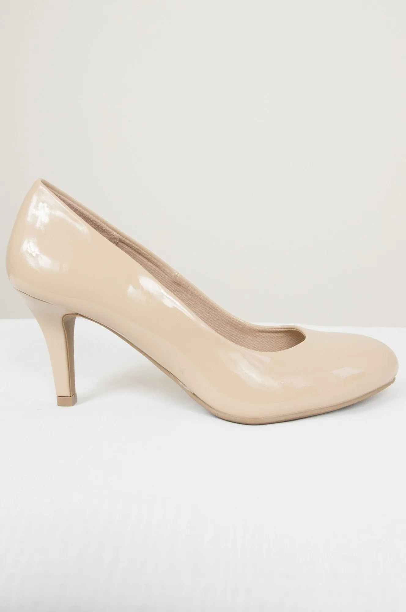 Nude high heels glossy pumps