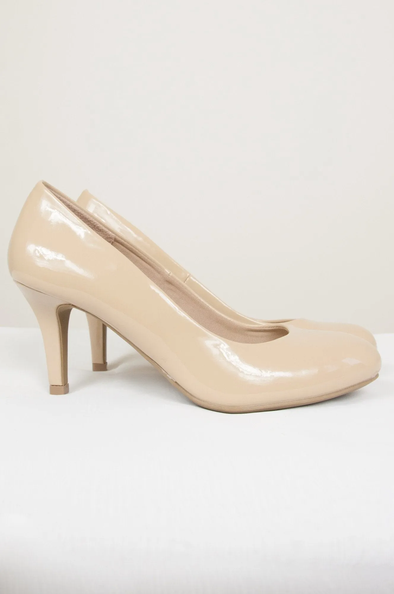 Nude high heels glossy pumps